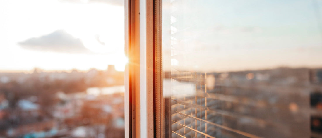 Fenster putzen: Fensterwischer oder per Hand? – Streifenfrei in 2025