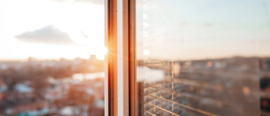 Fenster putzen: Fensterwischer oder per Hand? – Streifenfrei in 2025